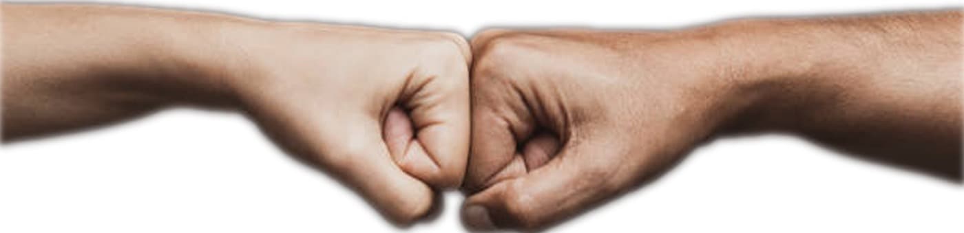 Deux poings qui se rencontrent, symbole de partenariat